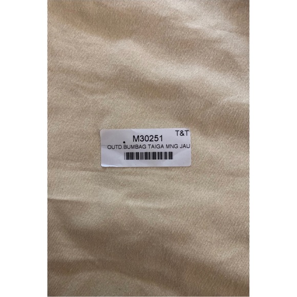 Louis Vuitton Bumbag Taiga Monogram color Jaune model M30251 - Picture 5 of 5